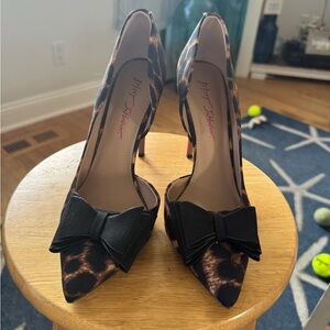 Betsey Johnson Cheetah Print Pumps Size 9.5
